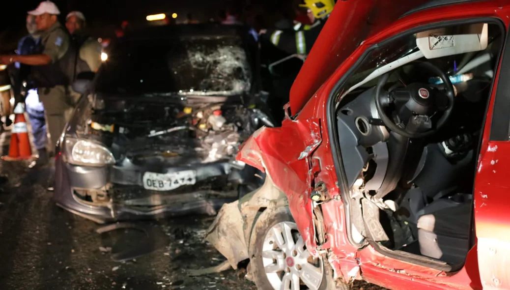 Corsa Classic e Fiat Uno envolvidos no acidente  