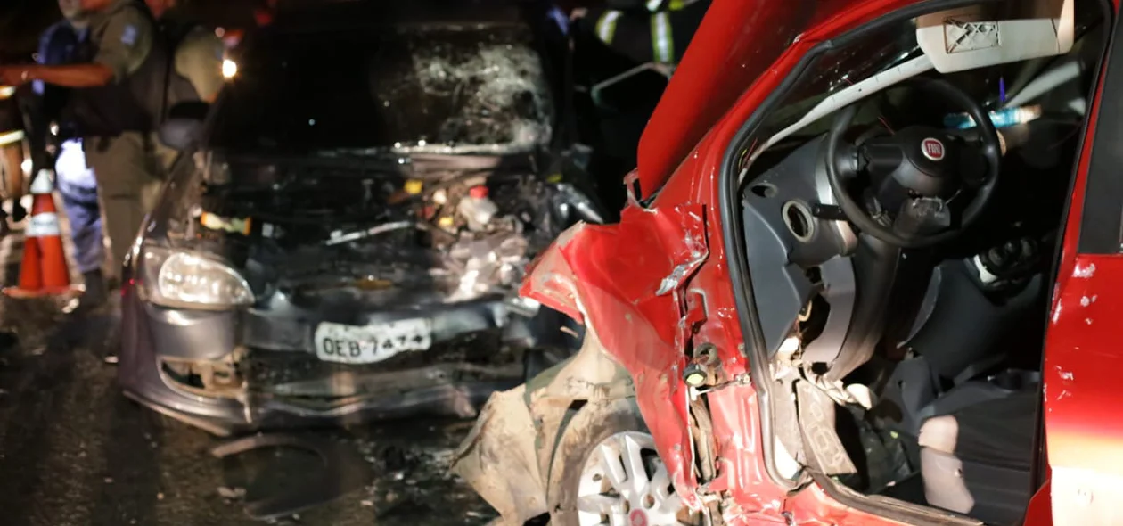Corsa Classic e Fiat Uno envolvidos no acidente  