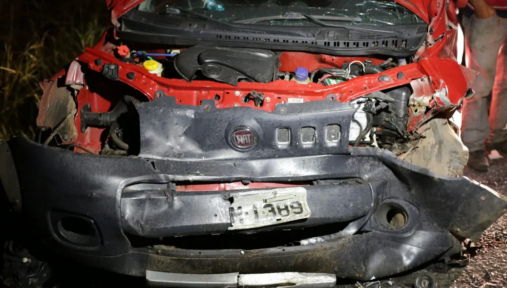 Frente do Fiat Uno ficou destruída