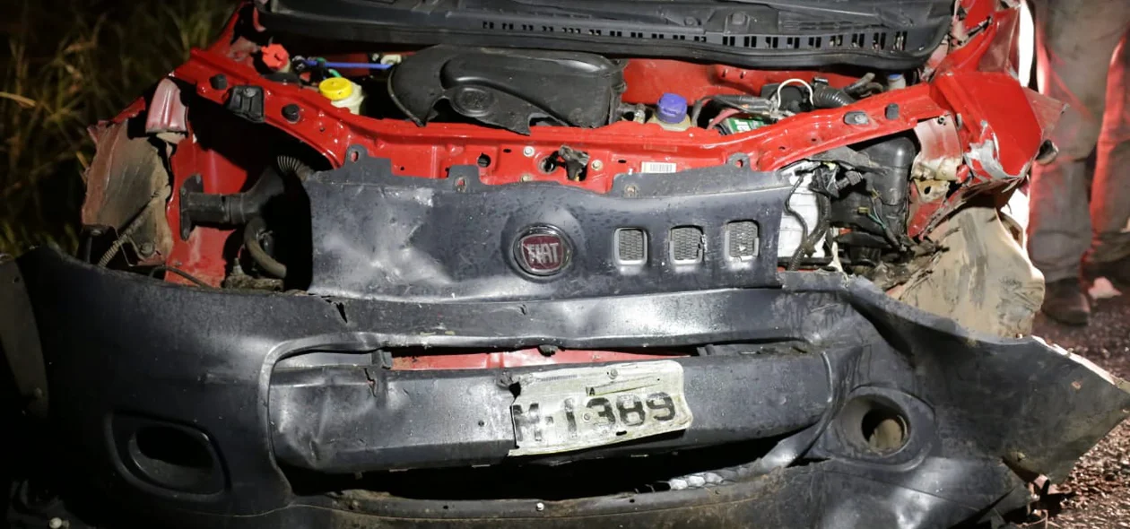 Frente do Fiat Uno ficou destruída