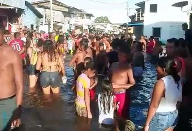 Moradores fazem festa após enchente em cidade do Amapá
