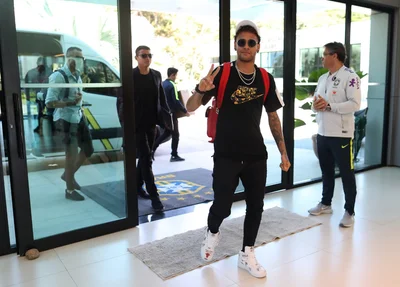 Neymar se apresenta na Granja Comary