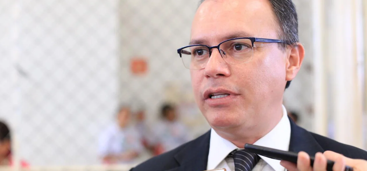 Secretário de administração Ricardo Pontes