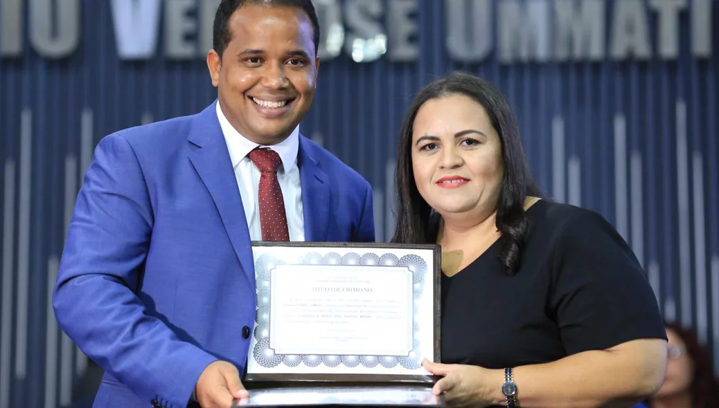 vereador Enzo Samuel com a homenageada