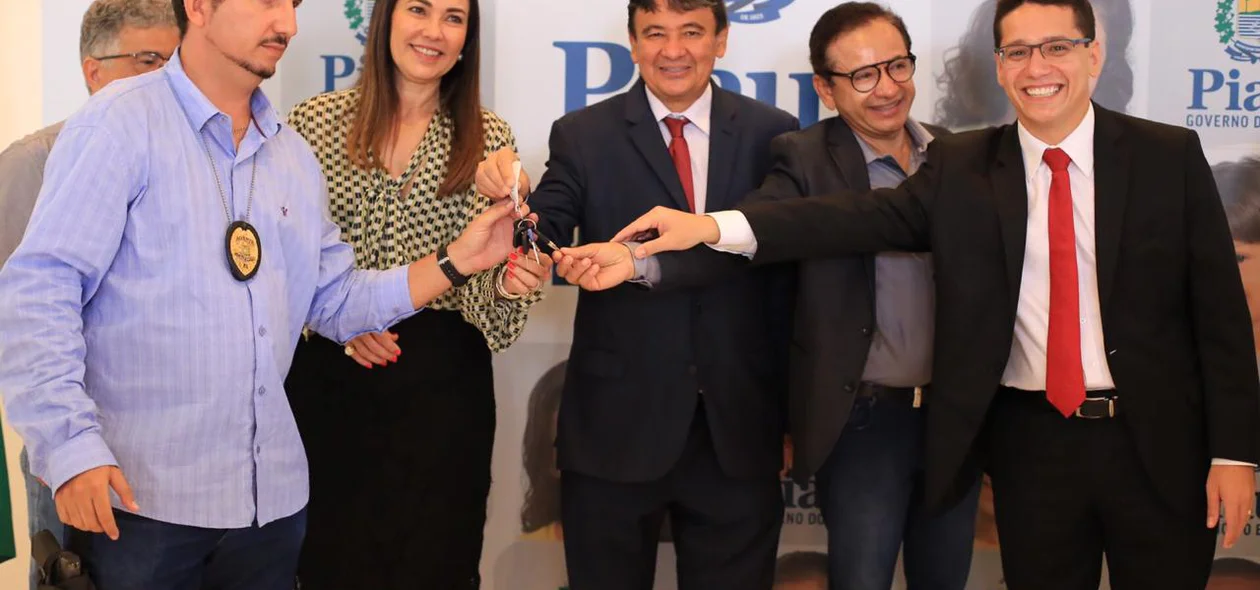 Governador entrega viaturas especiais para o transporte de presos
