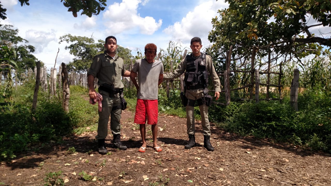 Homem preso após agredir idoso 