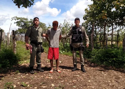 Homem preso após agredir idoso 