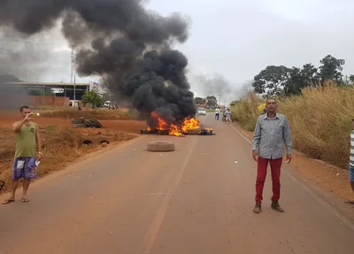 Manifestantes atearam fogo em pneus