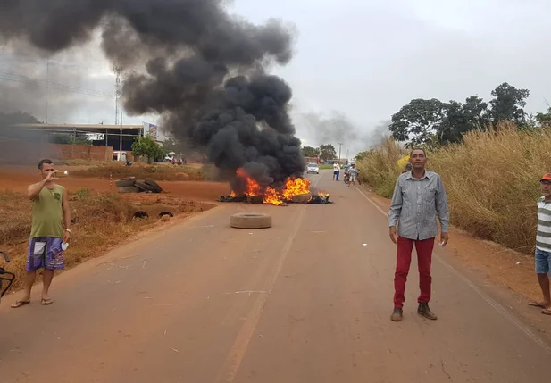 Manifestantes atearam fogo em pneus
