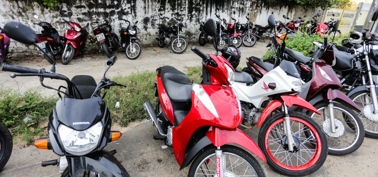 Motos estacionada em local proibido 