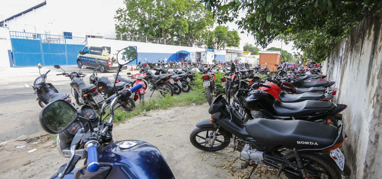 Motos estacionadas na calçada 
