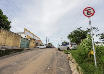 Placa indicando que é proibido estacionas na rua da Vikstar