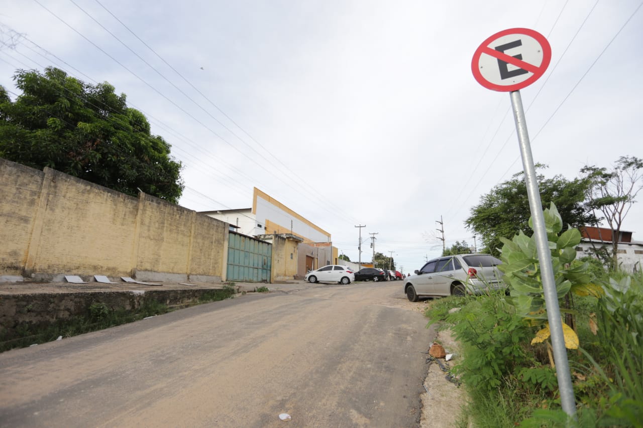 Placa indicando que é proibido estacionas na rua da Vikstar