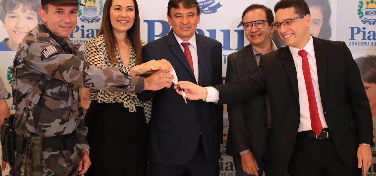 Solenidade de entrega de viaturas para o transporte de presos