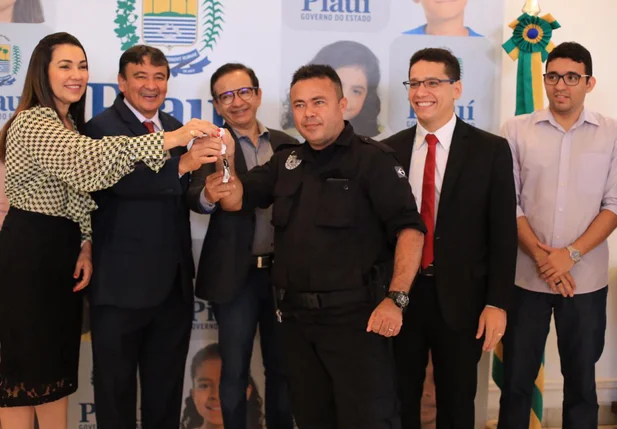 Wellington Dias entrega viaturas para o transporte de presos