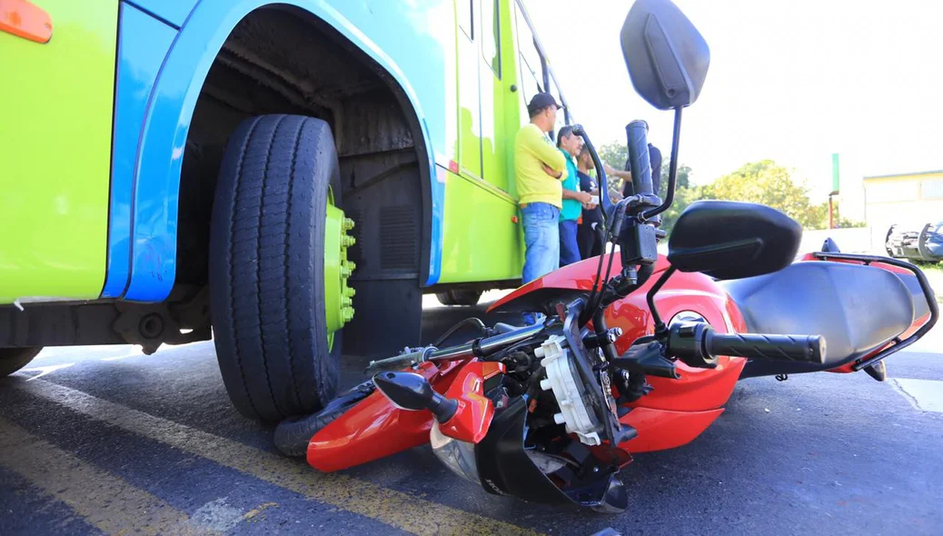 Acidente entre ônibus e motocicleta deixa uma pessoa ferida na BR 343