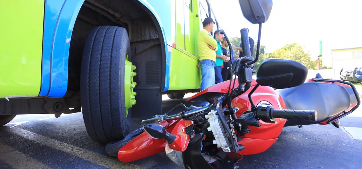 Acidente entre ônibus e motocicleta deixa uma pessoa ferida na BR 343