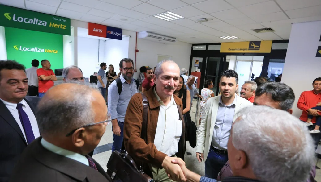 Aldo Rebelo sendo recebido por lideranças políticas no Aeroporto de Teresina