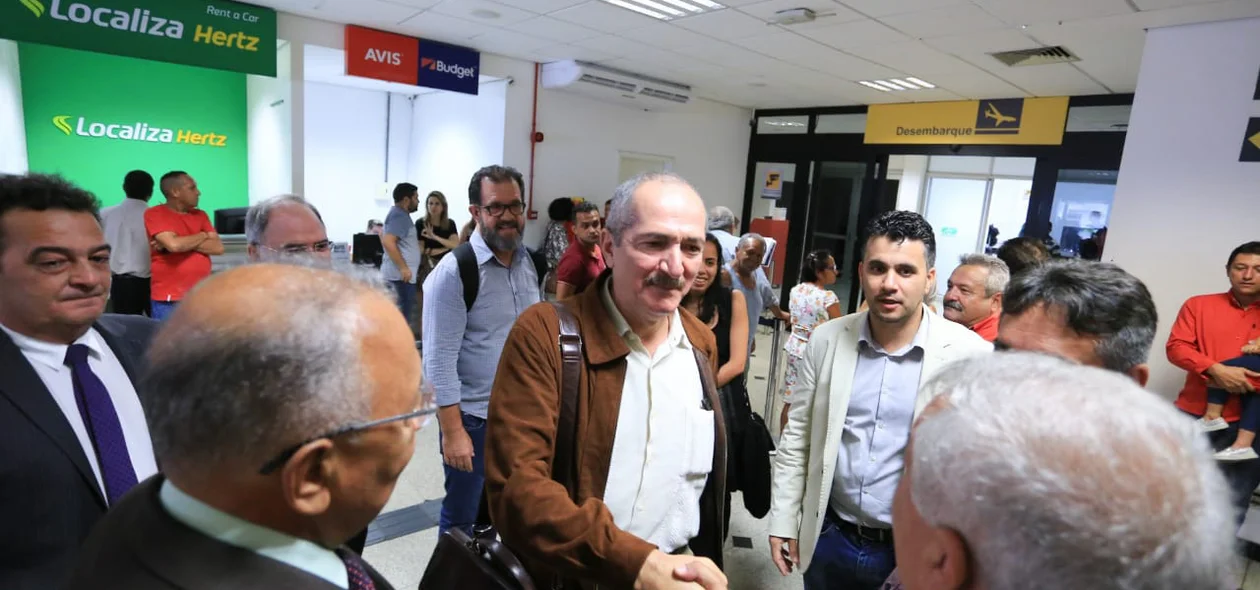 Aldo Rebelo sendo recebido por lideranças políticas no Aeroporto de Teresina