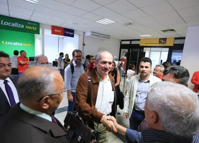 Aldo Rebelo sendo recebido por lideranças políticas no Aeroporto de Teresina
