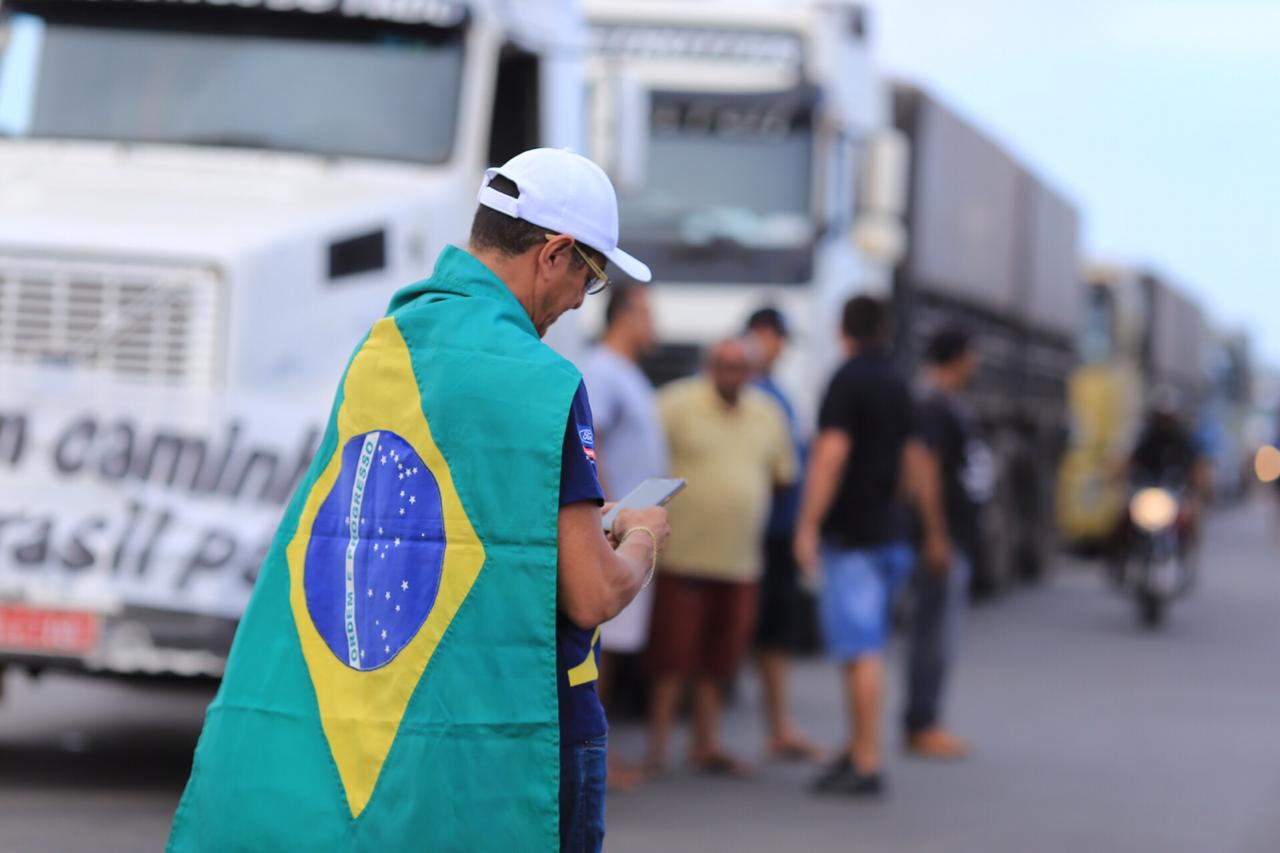 Caminhoneiros fazem manifestação contra alta do diesel em Teresina