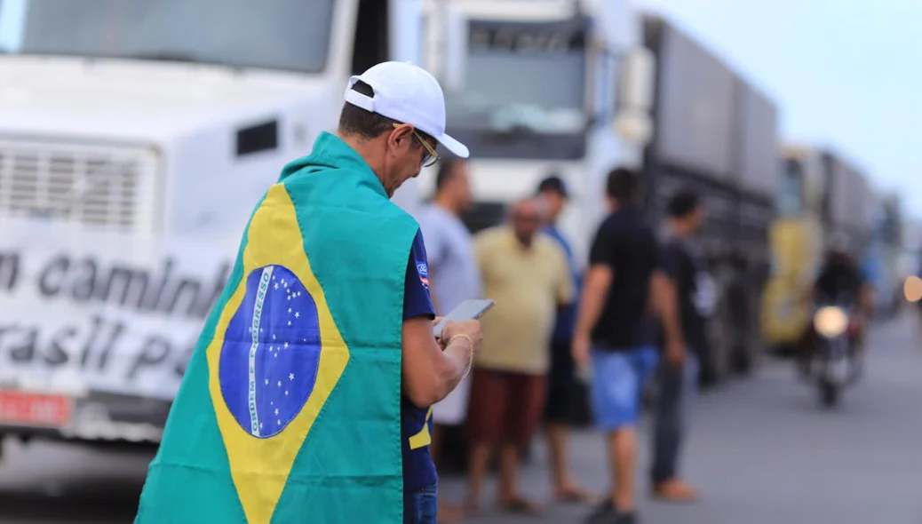 Caminhoneiros fazem manifestação contra alta do diesel em Teresina