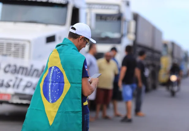 Caminhoneiros fazem manifestação contra alta do diesel em Teresina