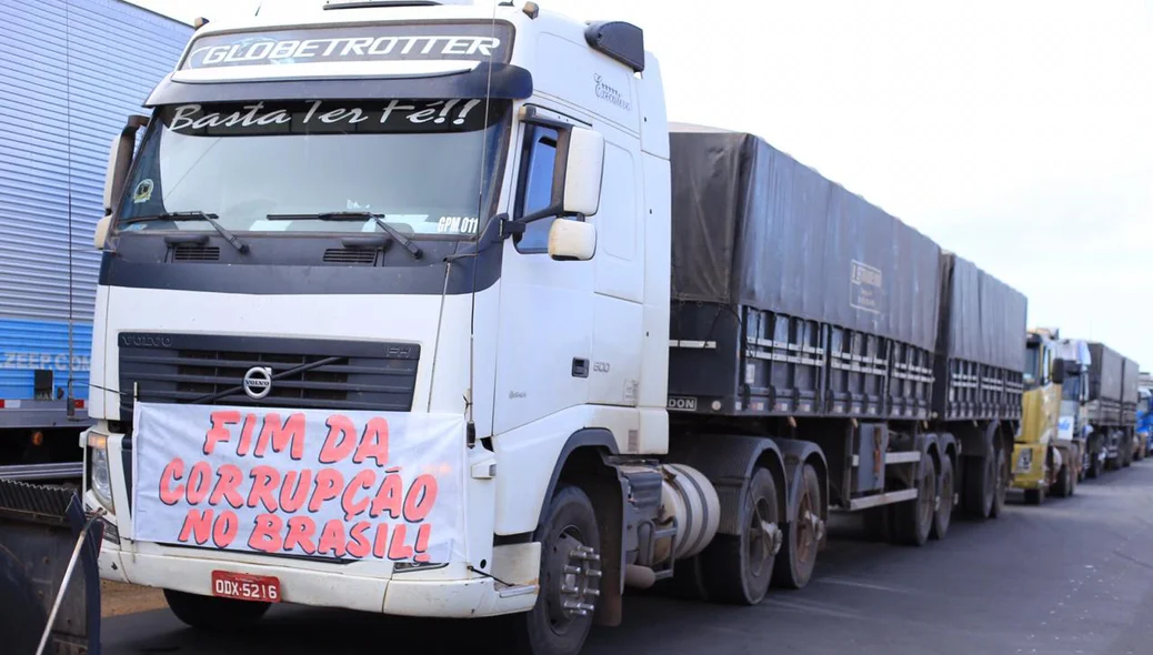 Caminhoneiros fazem protesto contra alta do diesel na BR 316