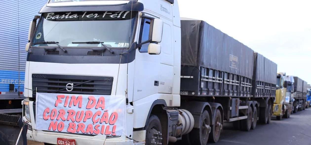 Caminhoneiros fazem protesto contra alta do diesel na BR 316