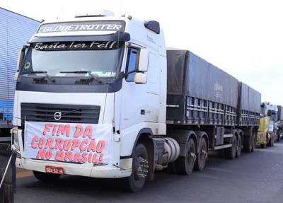Caminhoneiros fazem protesto contra alta do diesel na BR 316