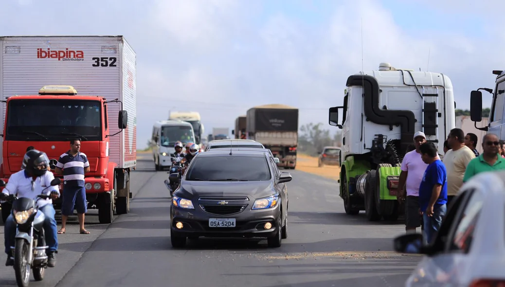 Caminhoneiros realizam manifestação contra alta do diesel na BR 316
