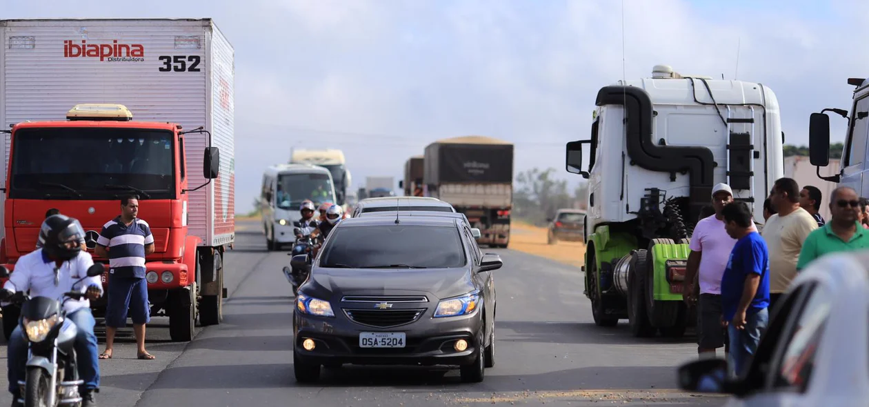 Caminhoneiros realizam manifestação contra alta do diesel na BR 316