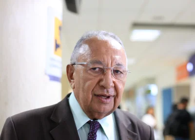 Dr. Pessoa recepcionando Aldo Rebelo 
