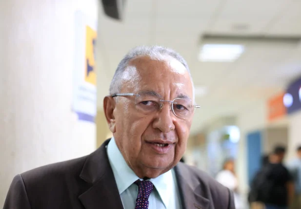 Dr. Pessoa recepcionando Aldo Rebelo 