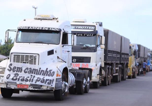 Manifestação dos caminhoneiros na BR 316 em Teresina