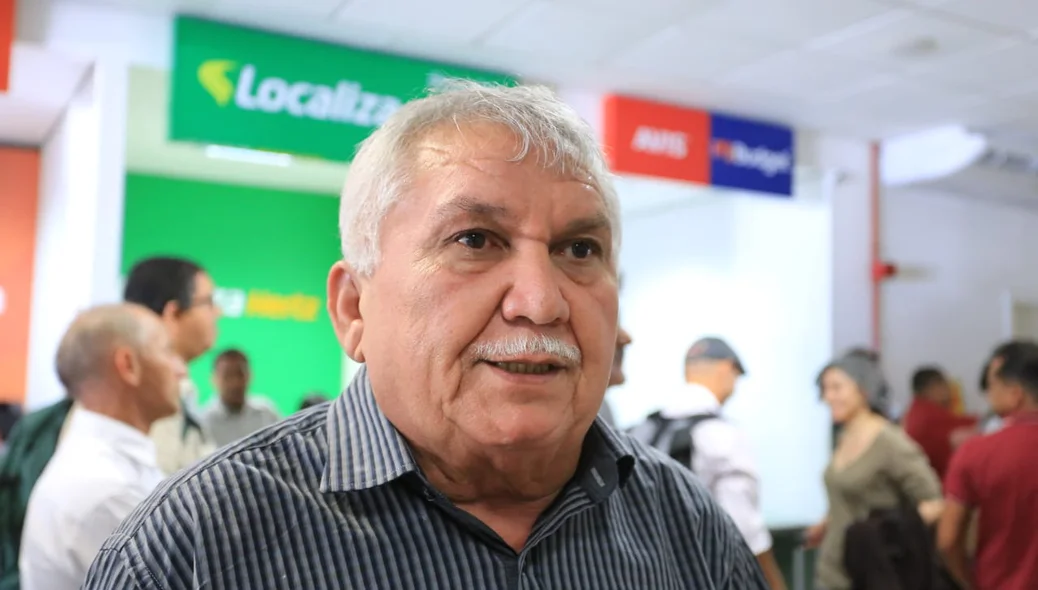 Menandro Pedro aguardando Aldo Rebelo no aeroporto de Teresina 