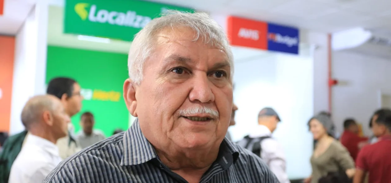 Menandro Pedro aguardando Aldo Rebelo no aeroporto de Teresina 