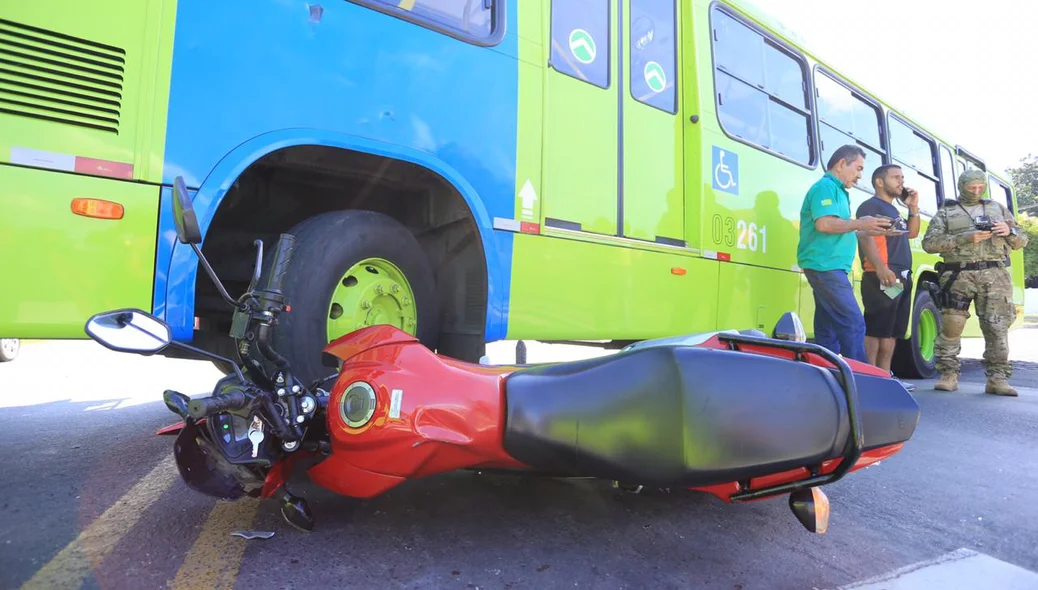 Motocicleta envolvida em acidente na BR 343