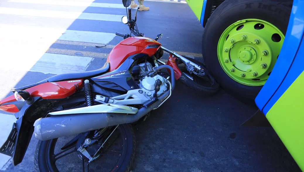 Motociclista ficou ferido após colisão com ônibus na BR 343