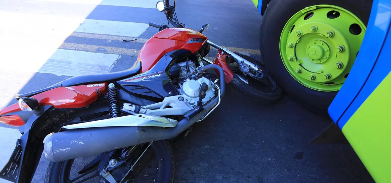Motociclista ficou ferido após colisão com ônibus na BR 343