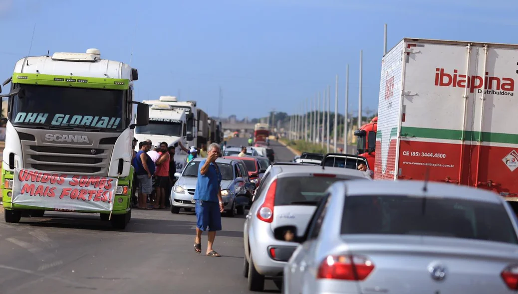 Protesto dos caminhoneiros contra a alta do diesel na BR 316 em Teresina