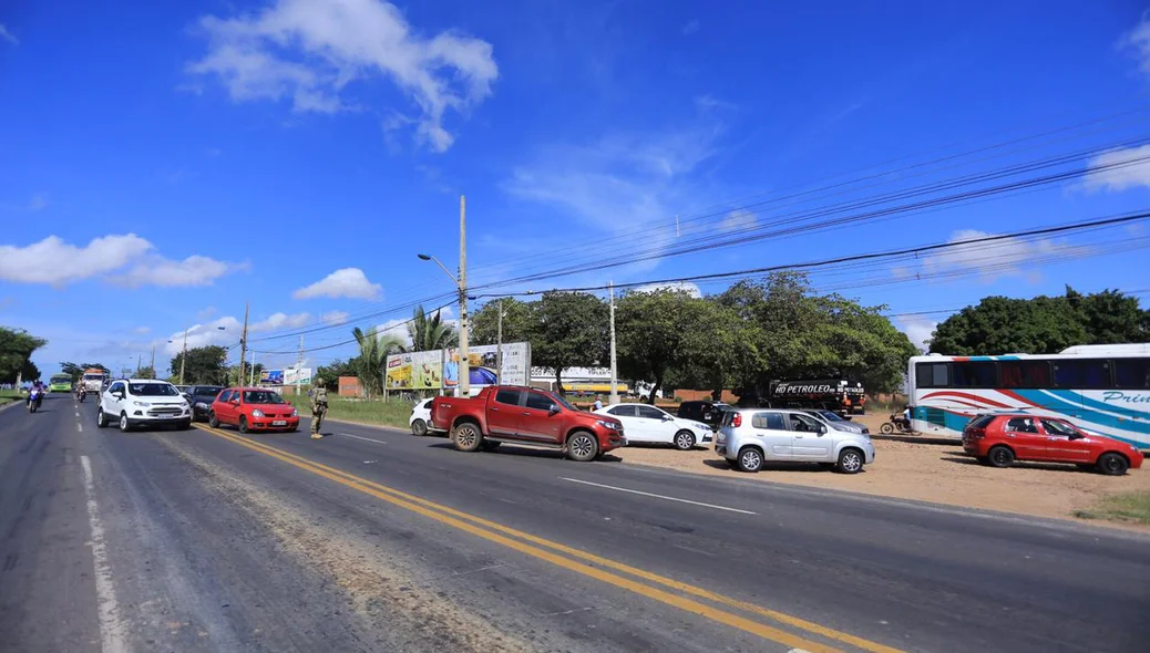 Trânsito ficou lento após acidente entre ônibus e motocicleta na BR 343