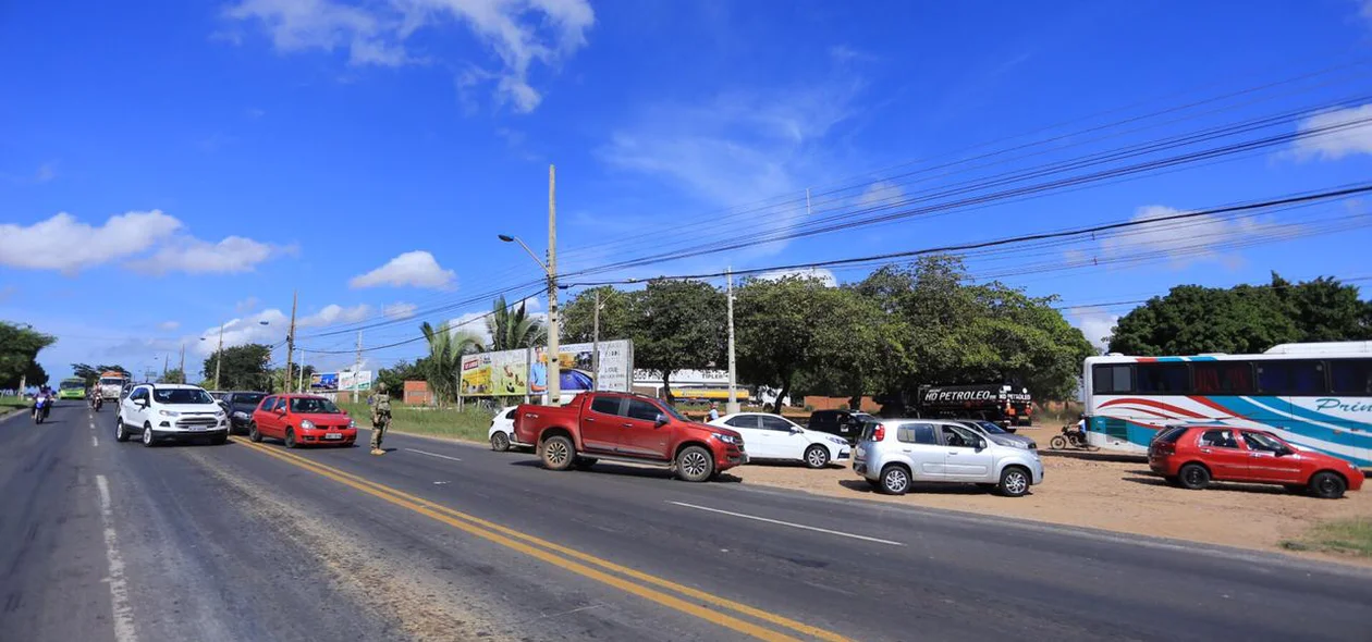 Trânsito ficou lento após acidente entre ônibus e motocicleta na BR 343