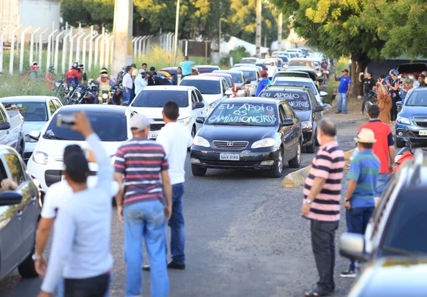 Motoristas da Uber, taxistas e caminhoneiros protestam na Capital
