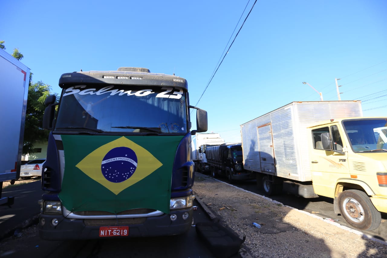 Caminhão com a bandeira do Brasil