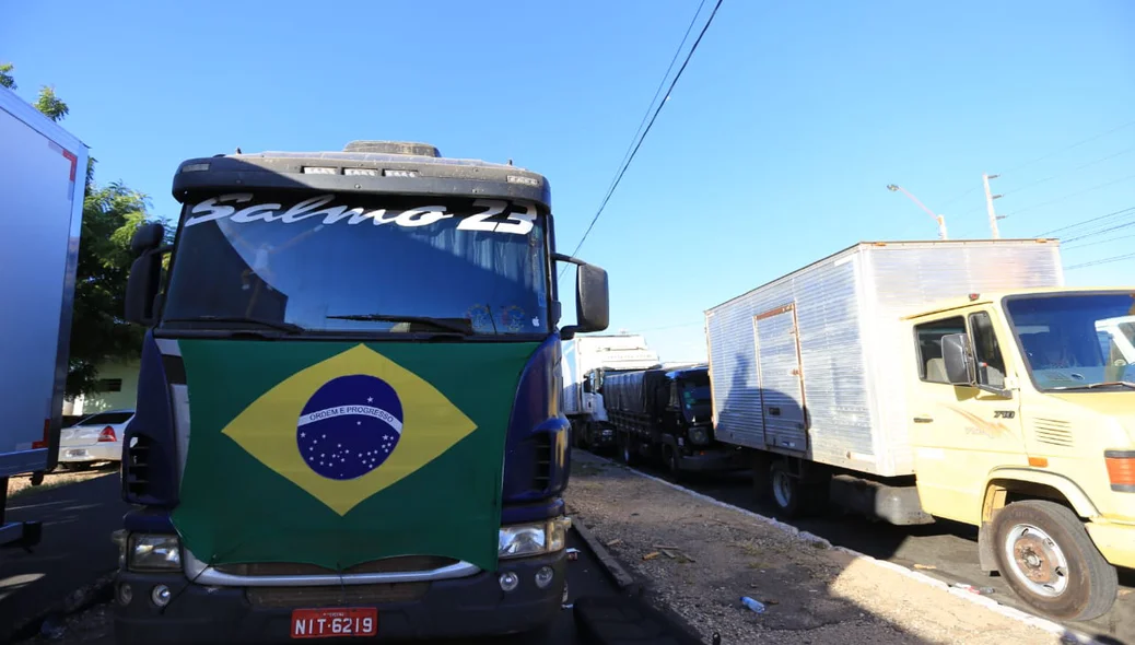 Caminhão com a bandeira do Brasil