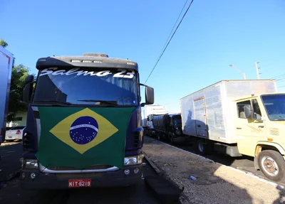 Caminhão com a bandeira do Brasil