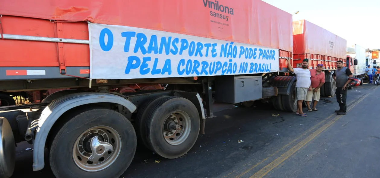 Caminhões parados