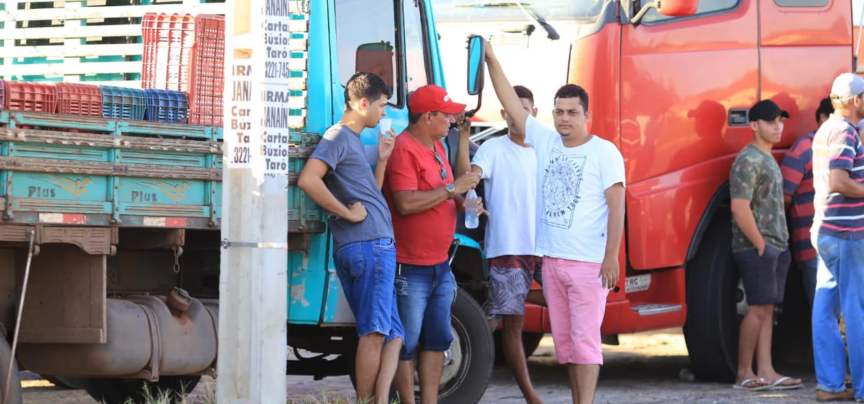 Caminhoneiros estão parado na BR 316 próximo ao Balão da Tabuleta