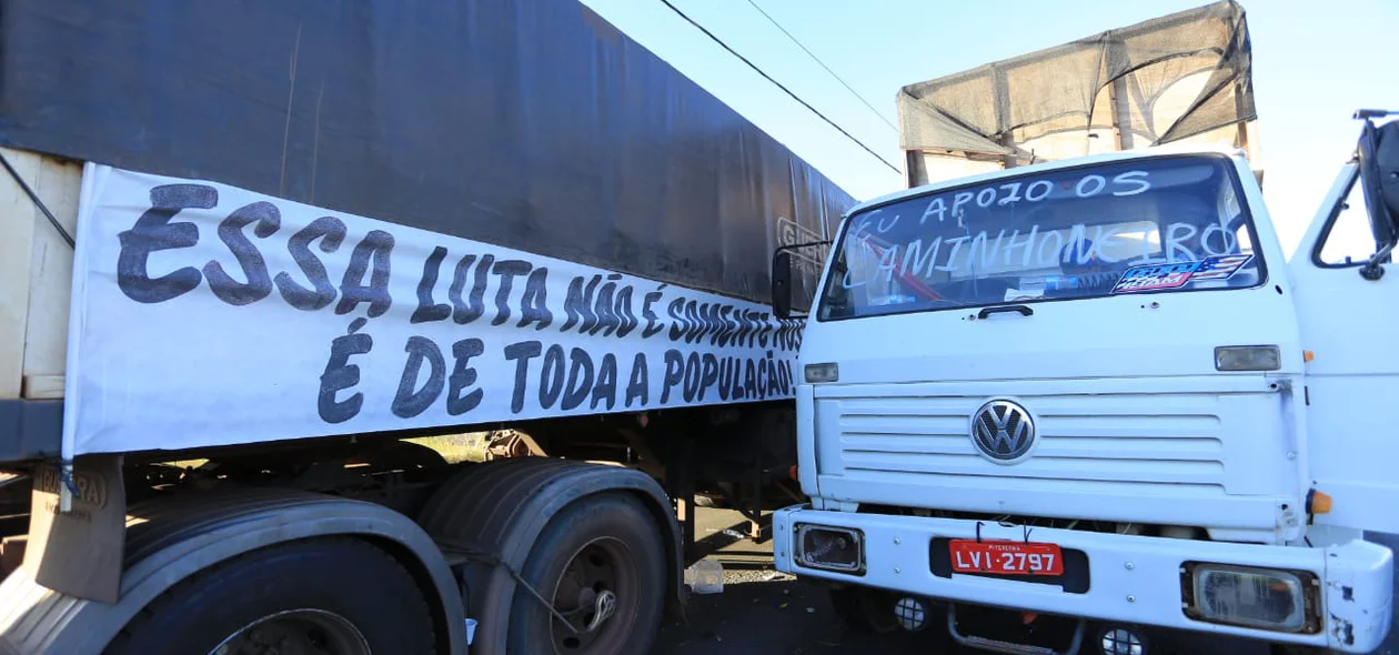 Caminhoneiros recebem apoio da população